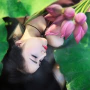 thieu-nu-xinh-dep-nang-niu-doa-sen-dau-mua-4